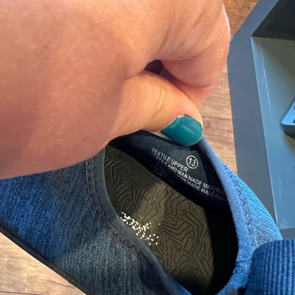 Kid’s Cat & Jack water shoes - Picture 7 of 7